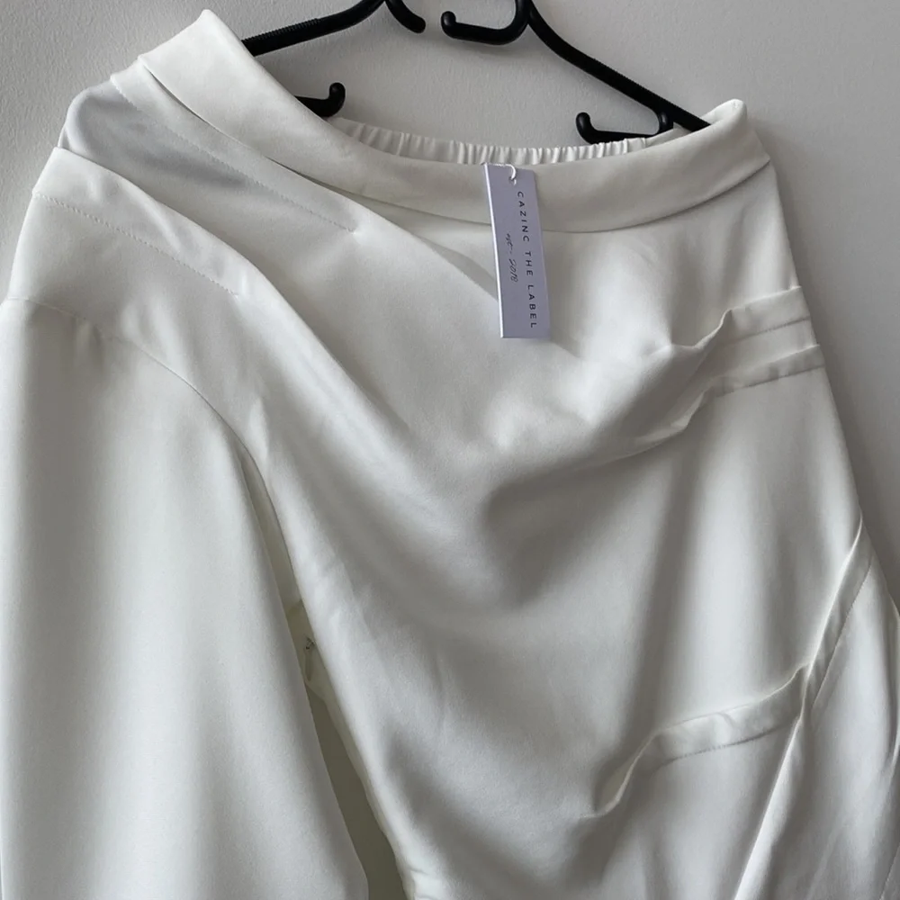 ๐ CAZNC THE LABEL - White One Shoulder Top๐ - Picture 3 of 16